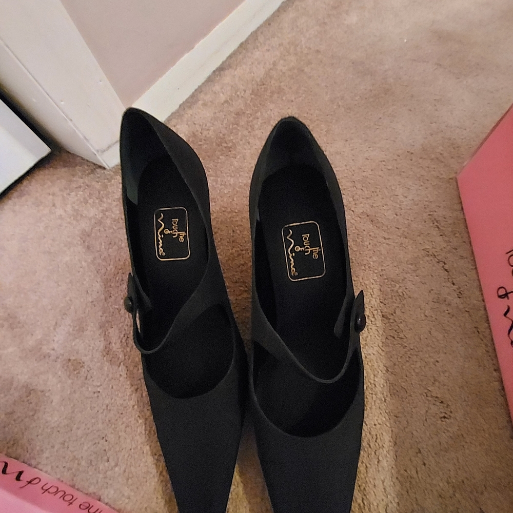Black Mary Jane pumps